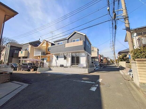 前面道路を含めた現地写真です。