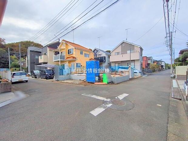 前面道路を含めた現地写真です。