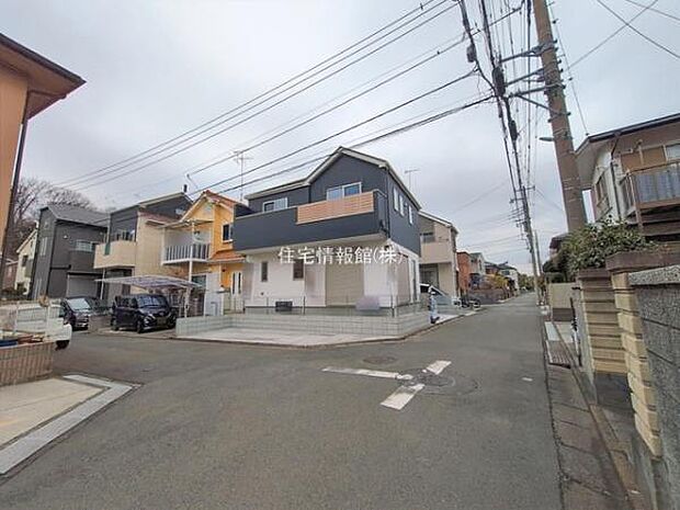 前面道路を含めた現地写真です。