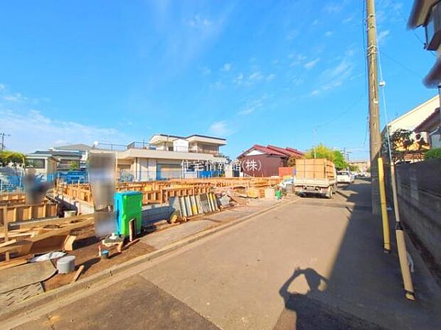 前面道路を含めた現地写真です。