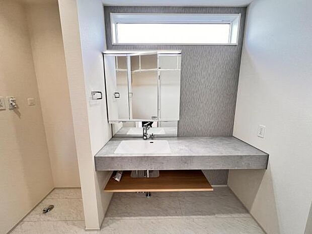 洗面化粧台です。朝の身支度から1日が始まります。