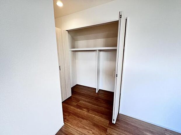 いつでもお部屋をスッキリお使い頂ける収納スペースを設置。