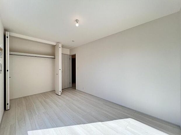 いつでもお部屋をスッキリお使い頂ける収納スペースを設置。