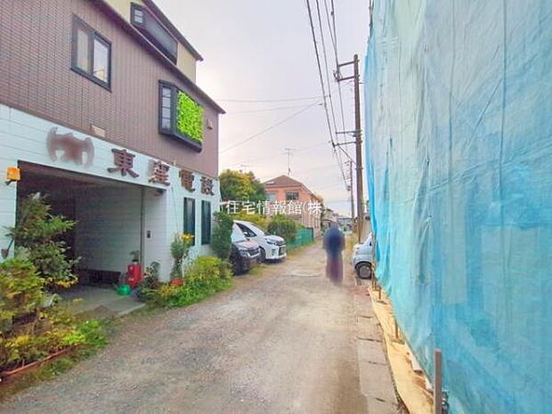 前面道路を含めた現地写真です。
