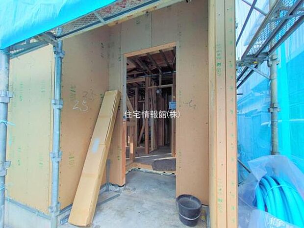 前面道路を含めた現地写真です。