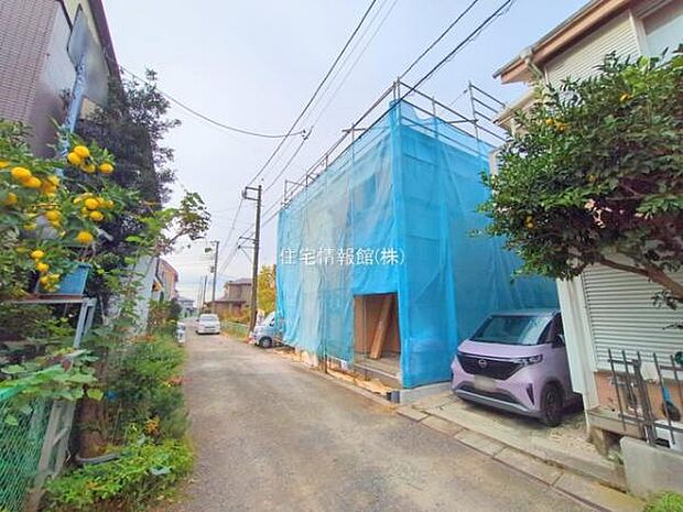 前面道路を含めた現地写真です。