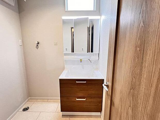 洗面化粧台です。朝の身支度から1日が始まります。