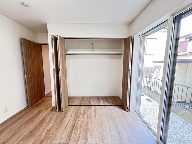 いつでもお部屋をスッキリお使い頂ける収納スペースを設置。