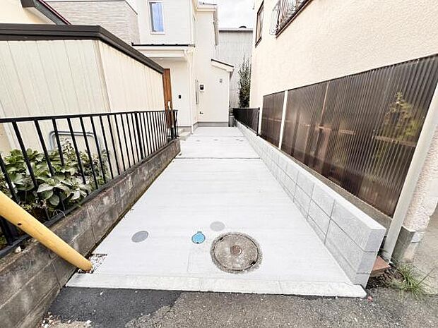 駐車場ももちろん完備しておりますのでお車所有の方にも心強いです。