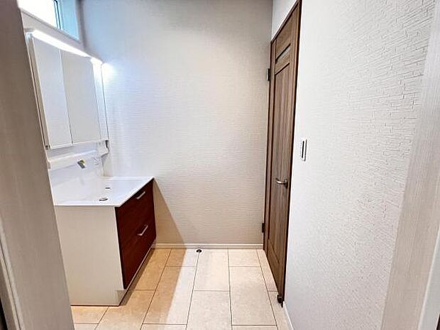 脱衣所は小さなお子様がいるご家庭にも重宝されます。