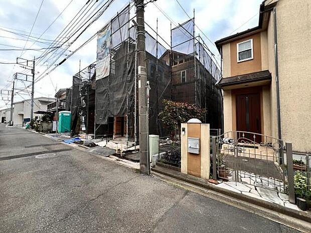 前面道路を含めた現地写真です。