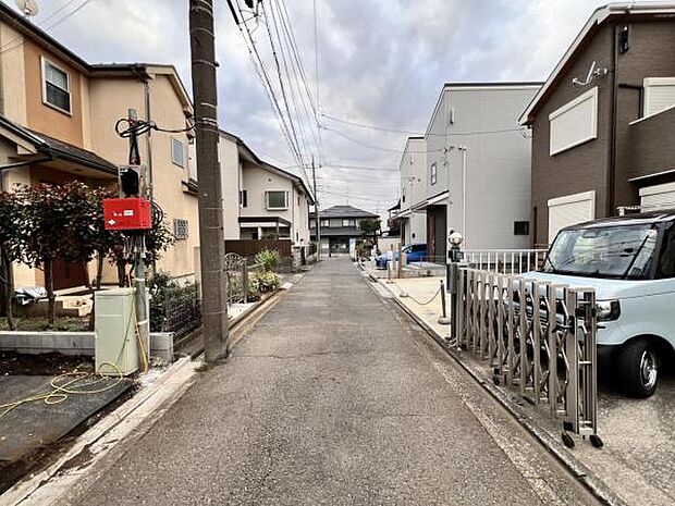 前面道路を含めた現地写真です。