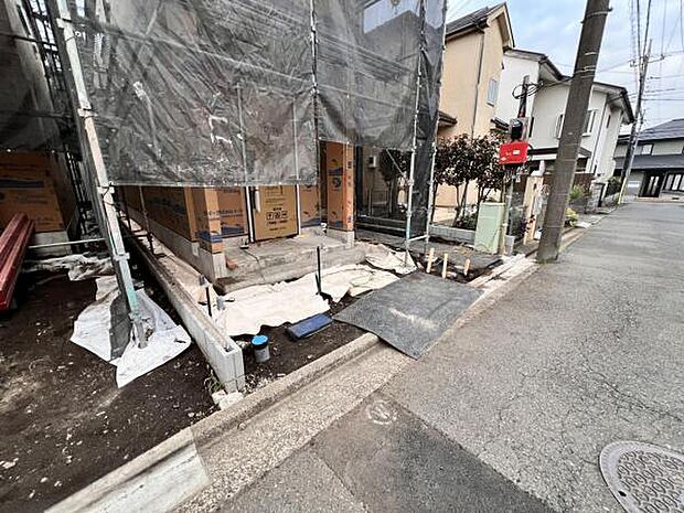 前面道路を含めた現地写真です。