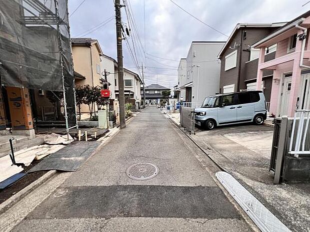 前面道路を含めた現地写真です。