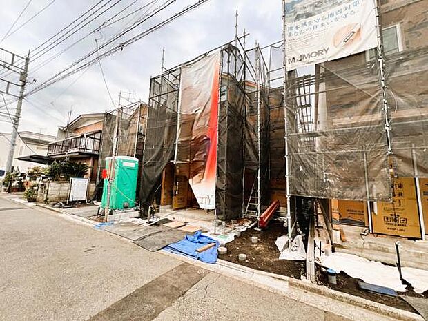 前面道路を含めた現地写真です。