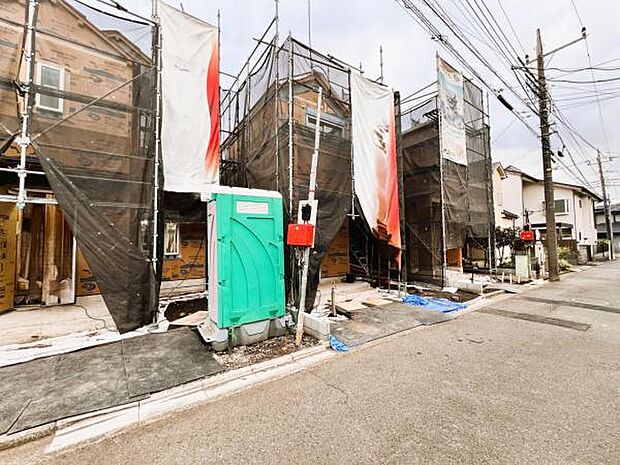 前面道路を含めた現地写真です。