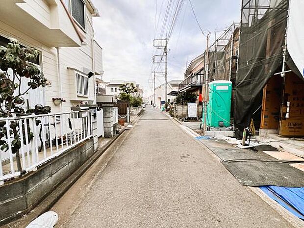 前面道路を含めた現地写真です。