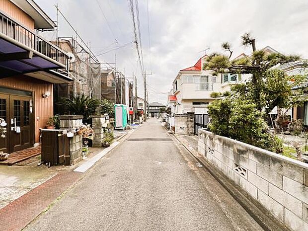 前面道路を含めた現地写真です。