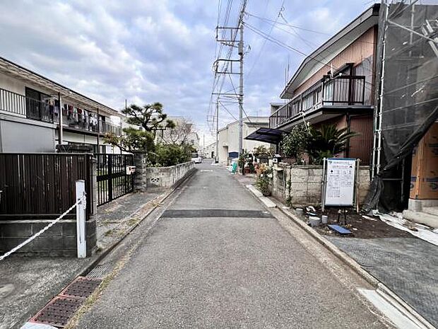 前面道路を含めた現地写真です。