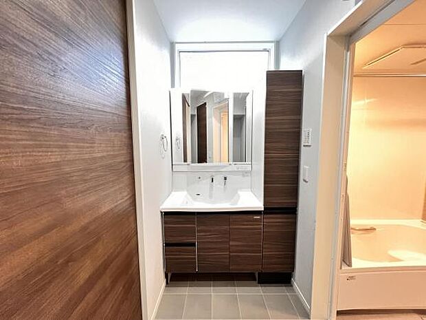 洗面化粧台です。朝の身支度から1日が始まります。