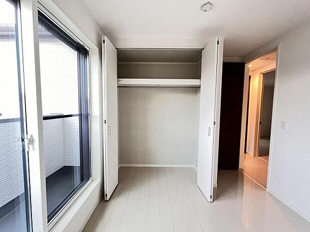 いつでもお部屋をスッキリお使い頂ける収納スペースを設置。