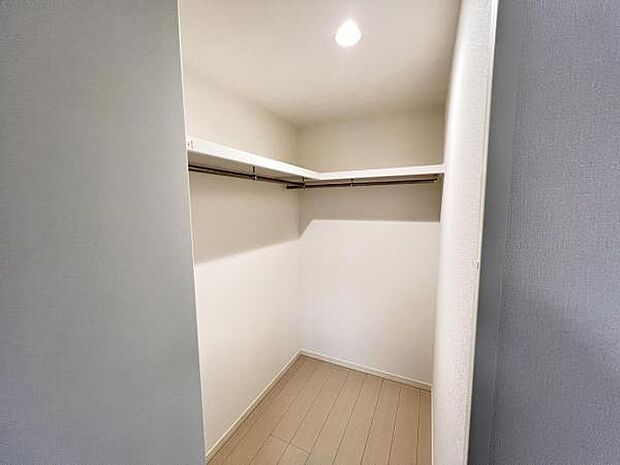 いつでもお部屋をスッキリお使い頂ける収納スペースを設置。