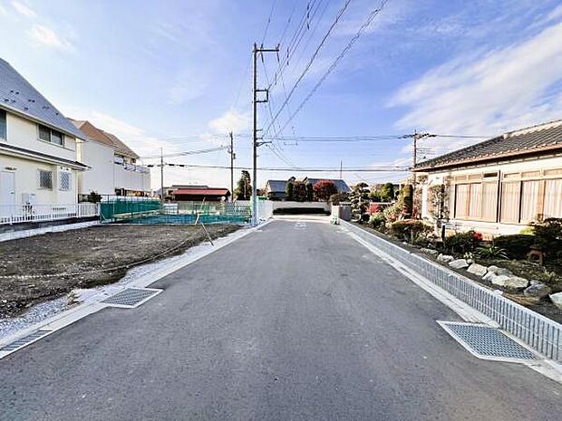 前面道路を含めた現地写真です。