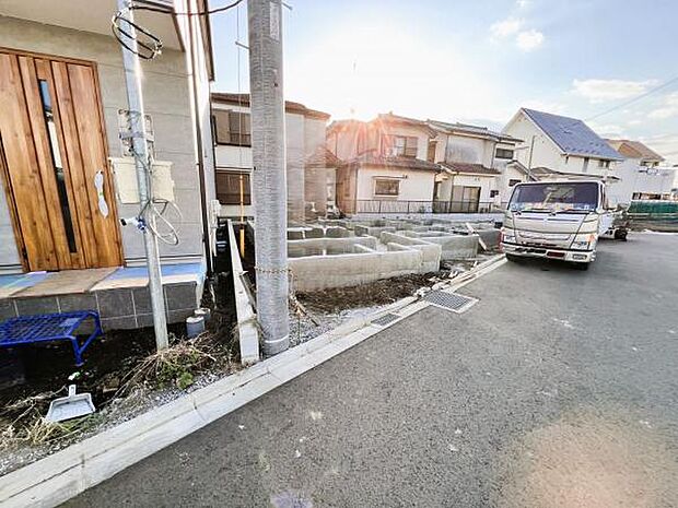 前面道路を含めた現地写真です。