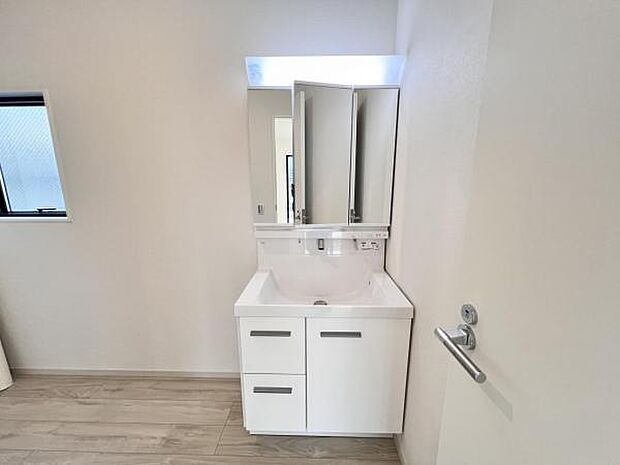 洗面化粧台です。朝の身支度から1日が始まります。