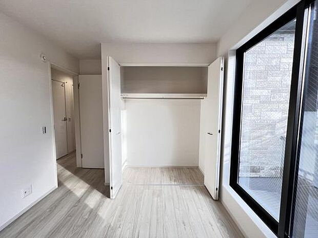 いつでもお部屋をスッキリお使い頂ける収納スペースを設置。