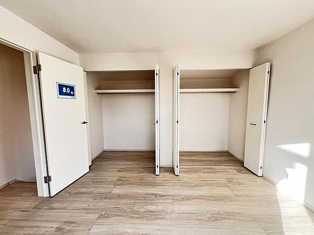 いつでもお部屋をスッキリお使い頂ける収納スペースを設置。