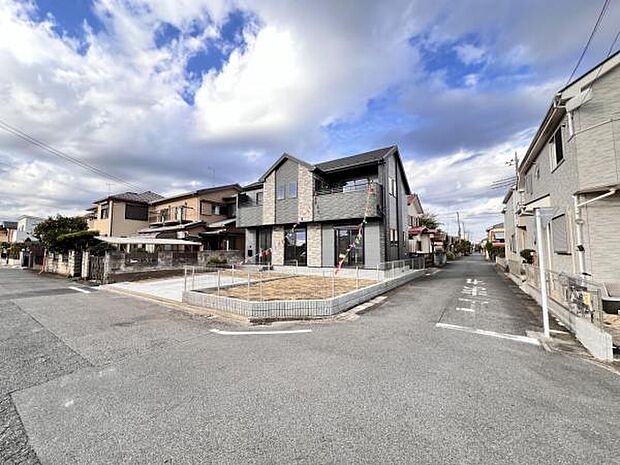 前面道路を含めた現地写真です。