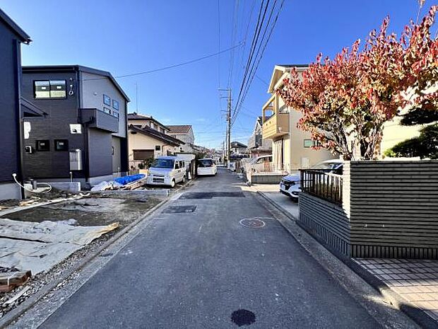 前面道路を含めた現地写真です。