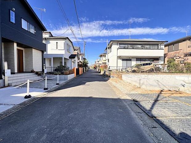 前面道路を含めた現地写真です。