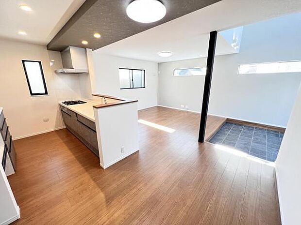 お食事中もキッチンと会話が楽しめるダイニングスペース。