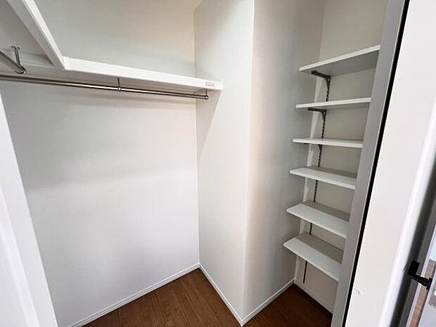 ウォークインクローゼットがあり収納スペースも豊富。季節物もスッキリ片付きそうです。