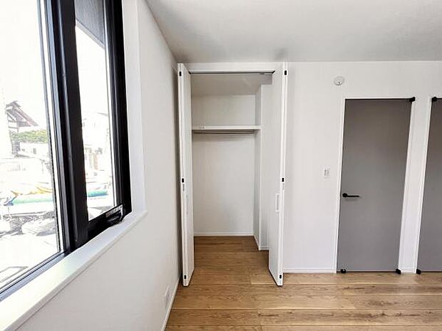 いつでもお部屋をスッキリお使い頂ける収納スペースを設置。