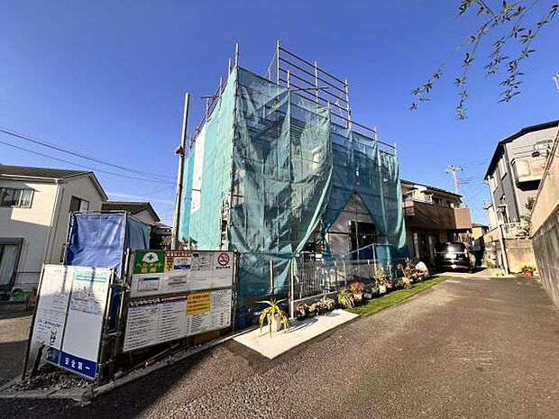 前面道路を含めた現地写真です。