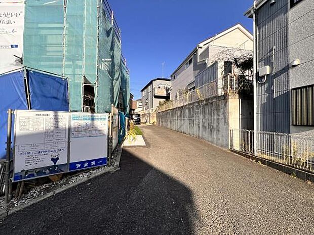 前面道路を含めた現地写真です。