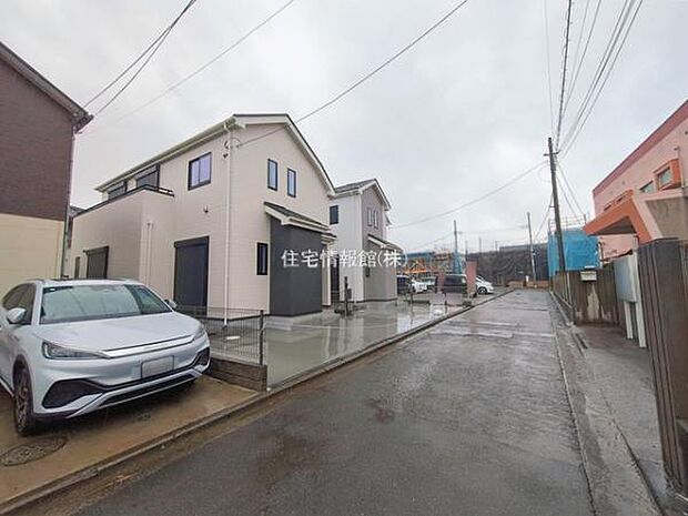 前面道路を含めた現地写真です。