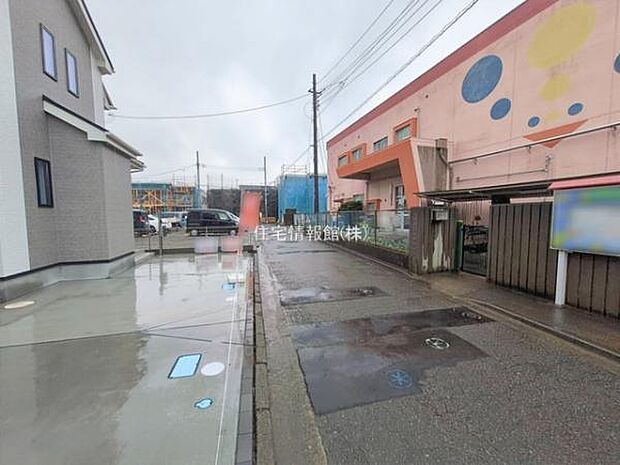 前面道路を含めた現地写真です。