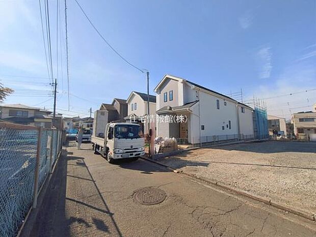 前面道路を含めた現地写真です。