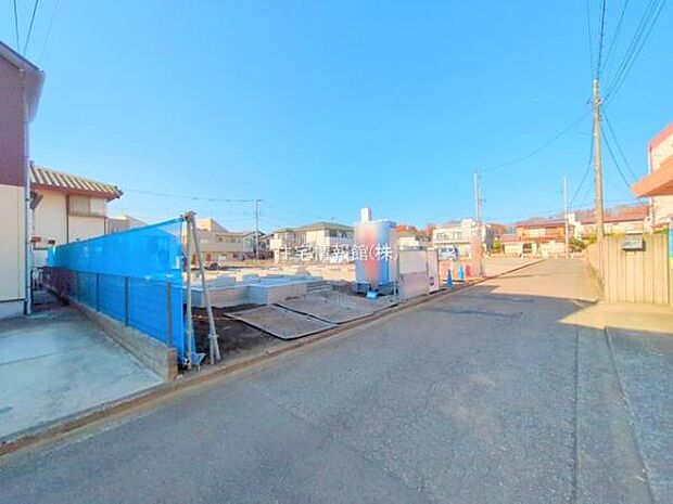 前面道路を含めた現地写真です。