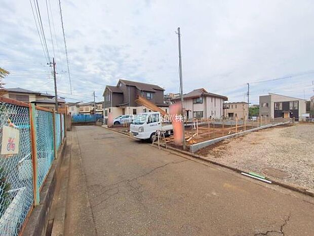 前面道路を含めた現地写真です。