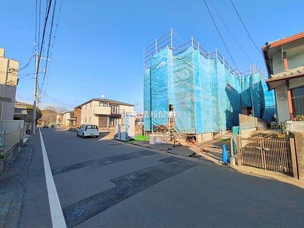 前面道路を含めた現地写真です。