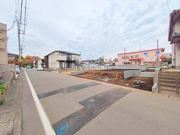 前面道路を含めた現地写真です。