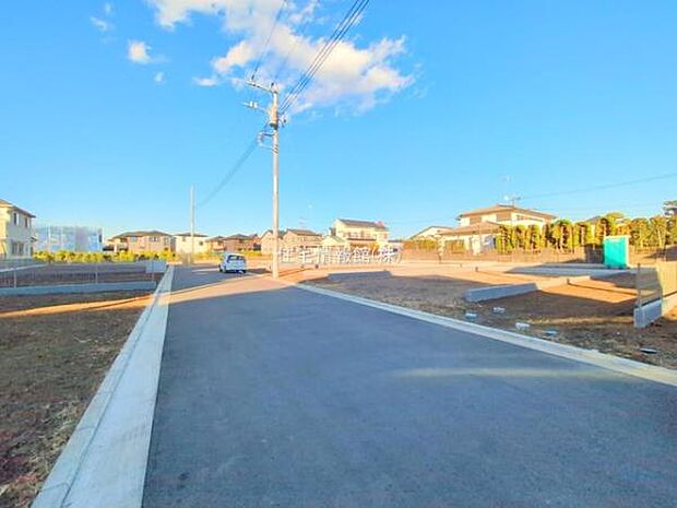 前面道路を含めた現地写真です。