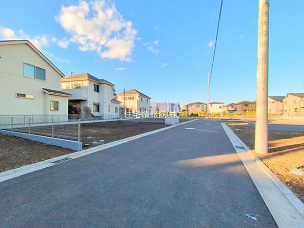 前面道路を含めた現地写真です。