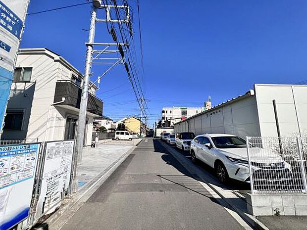 前面道路を含めた現地写真です。