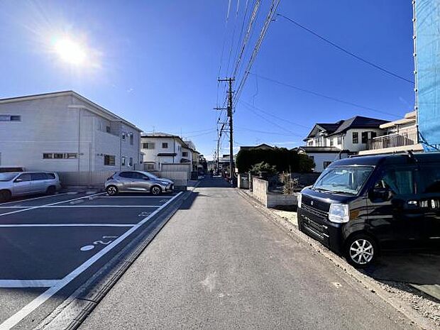 前面道路を含めた現地写真です。